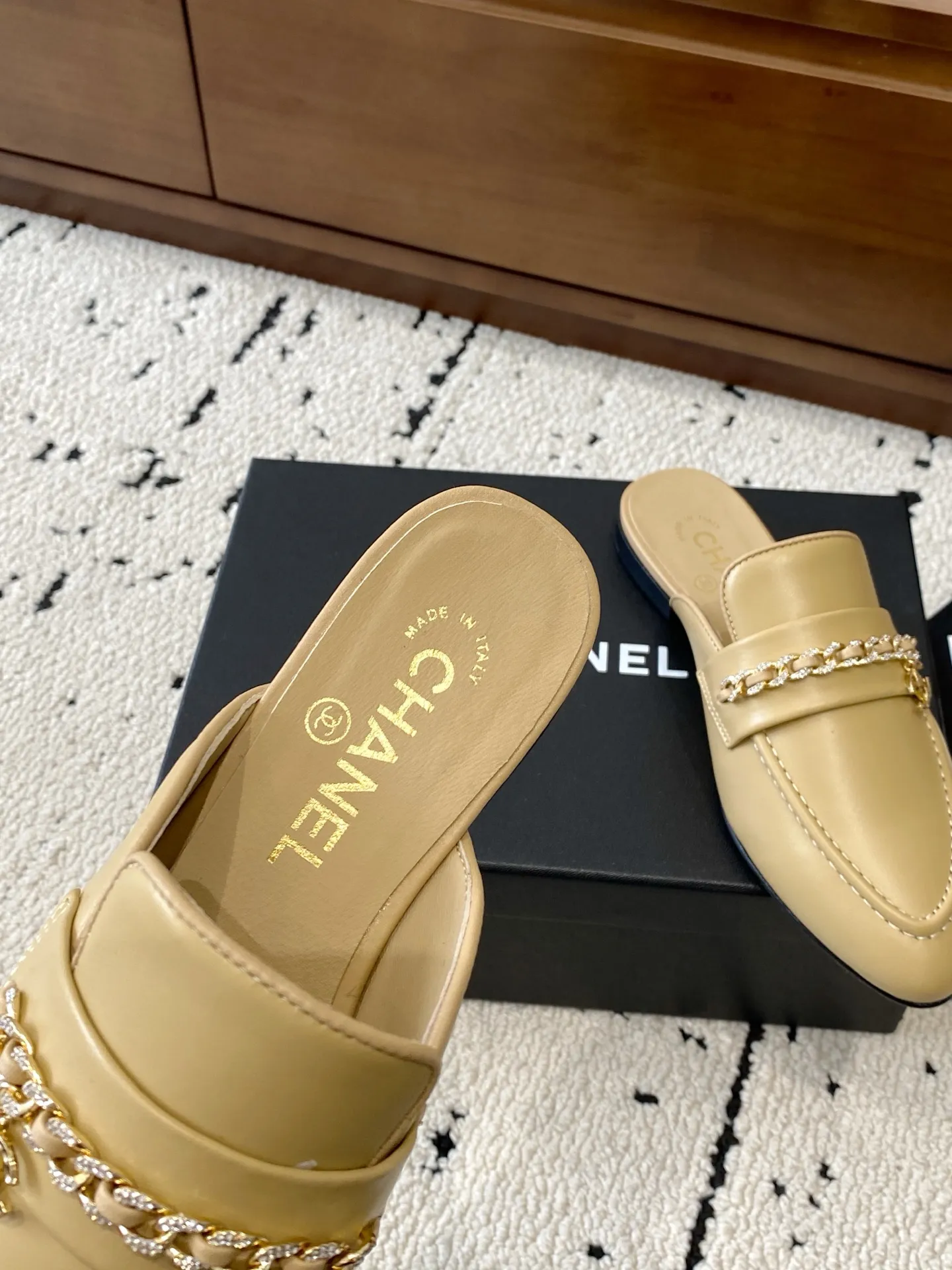 👟👟Ex-factory price 560👟👟 🍀CHANEL｜Chanel Chanel 25C early spring new product, chain buckle low-heeled pointed toe flat slippers, full of retro style, elegant shoe shape, very pleasing to look at. The pointed toe makes the feet become thinner and looks slender. The classic chain double C buckle is paired with a thick heel design. The shoe shape is particularly stylish and stylish. The upper is very elegant. The upper is made of top-grade lambskin and the lining is silk sheepskin. It is super comfortable. Italian imported cowhide outsole. Size: 35-39 (40/41 customized) 👉 👉 👉